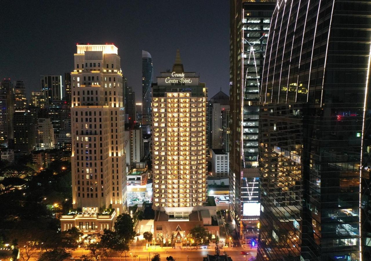 Grande Centre Point Ploenchit Hotel Bangkok Exterior foto The hotel at night