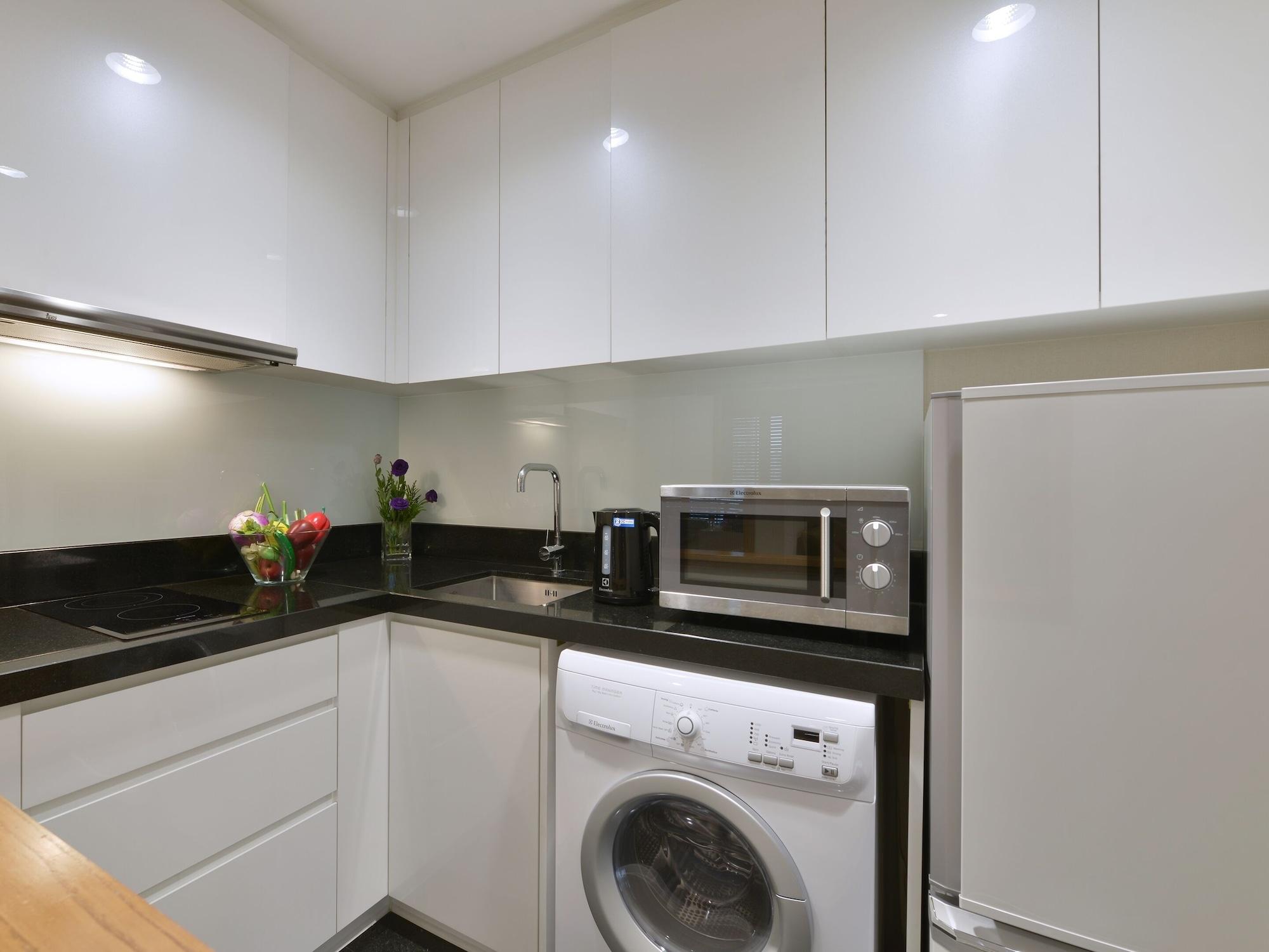 Grande Centre Point Ploenchit Hotel Bangkok Exterior foto A typical kitchen in a serviced apartment