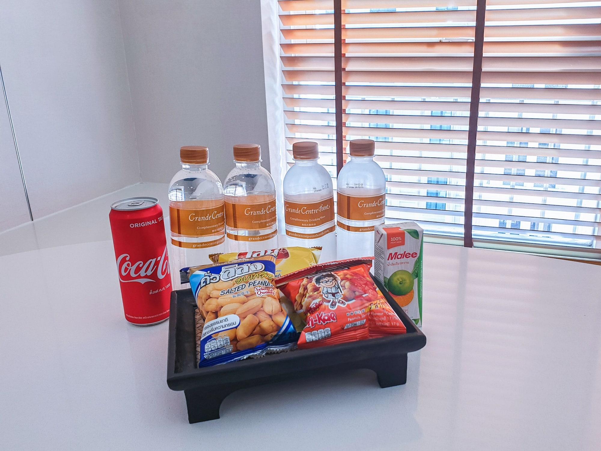 Grande Centre Point Ploenchit Hotel Bangkok Exterior foto A room amenity tray