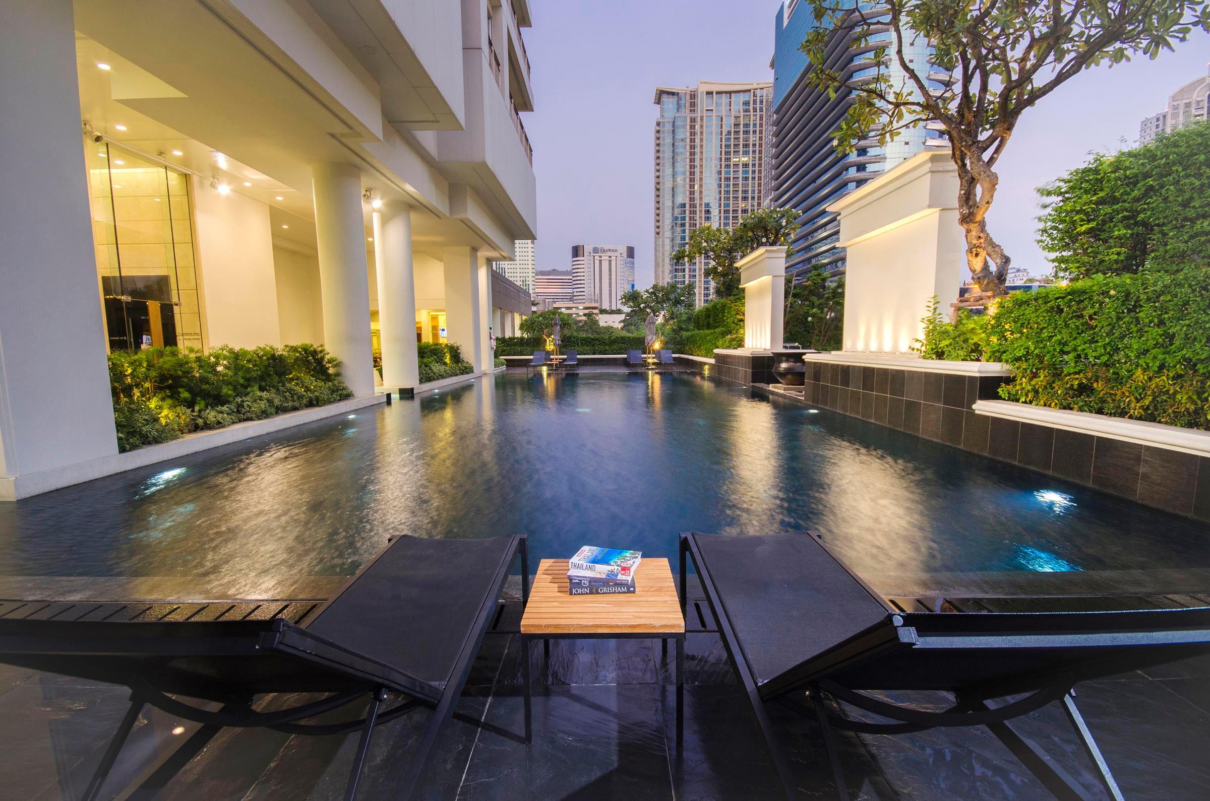 Grande Centre Point Ploenchit Hotel Bangkok Exterior foto The pool at the U Sathorn