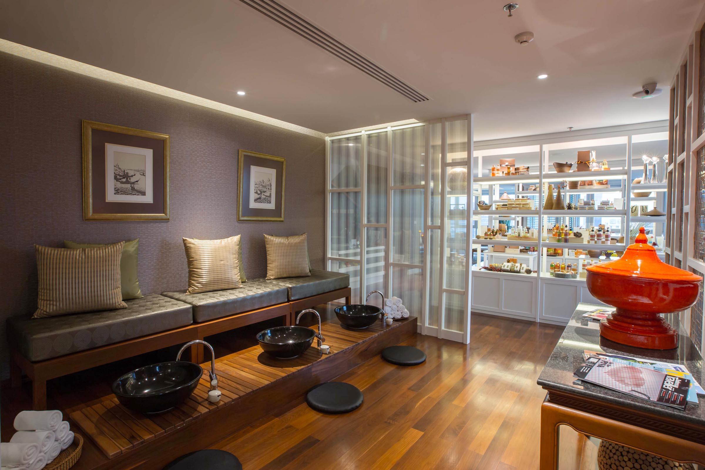 Grande Centre Point Ploenchit Hotel Bangkok Exterior foto A foot massage parlour in Bangkok, Thailand