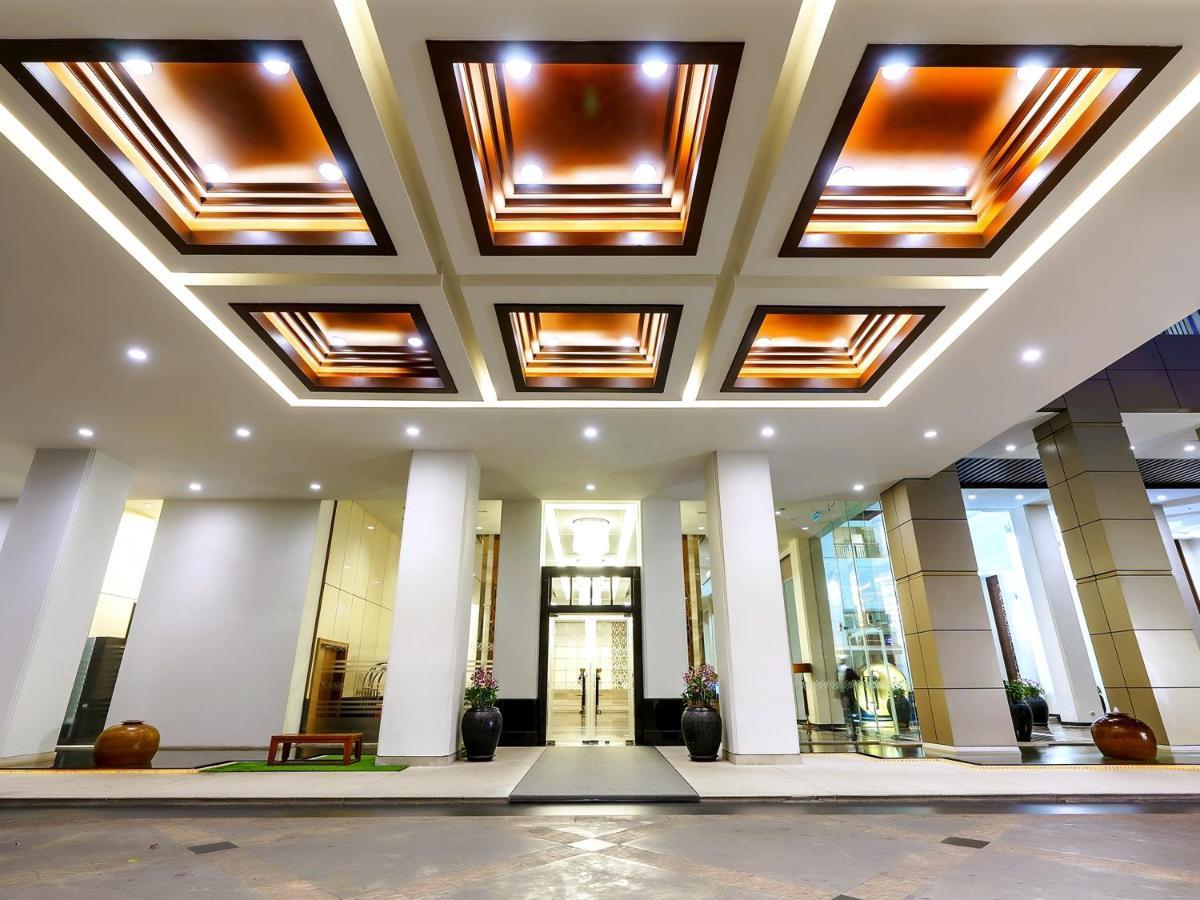 Grande Centre Point Ploenchit Hotel Bangkok Exterior foto The lobby of the hotel