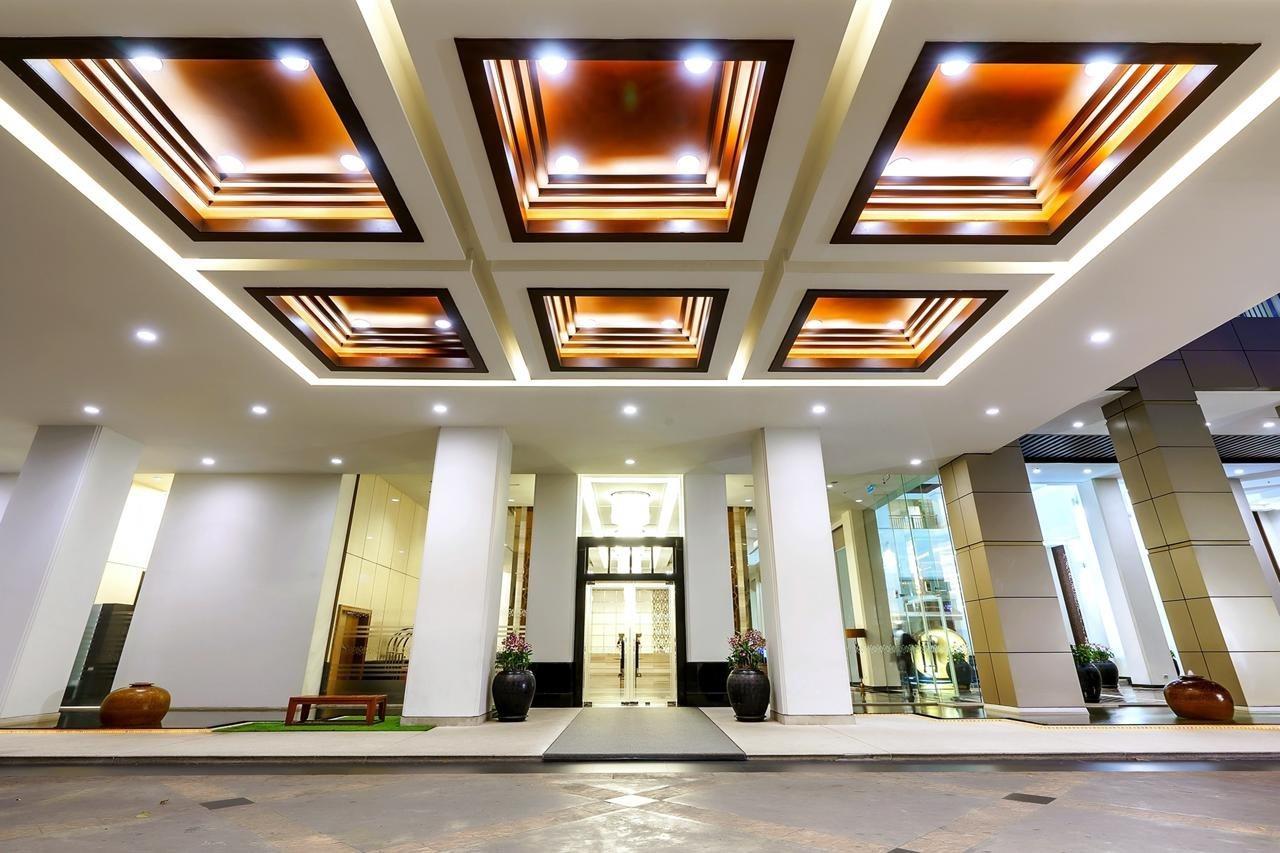 Grande Centre Point Ploenchit Hotel Bangkok Exterior foto The lobby of the hotel