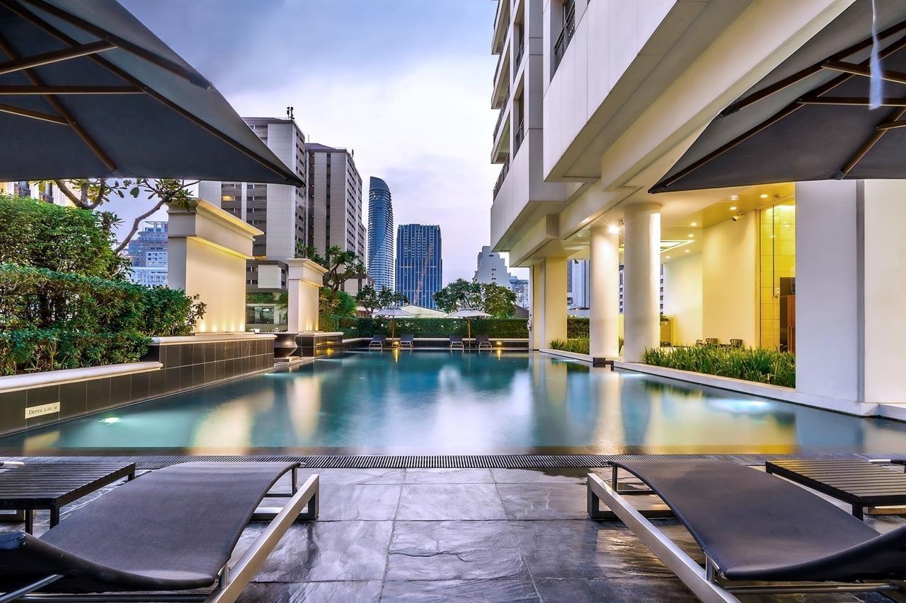 Grande Centre Point Ploenchit Hotel Bangkok Exterior foto The swimming pool at the hotel