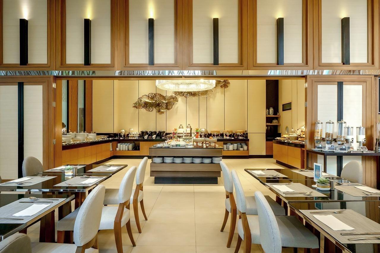 Grande Centre Point Ploenchit Hotel Bangkok Exterior foto The restaurant at the hotel