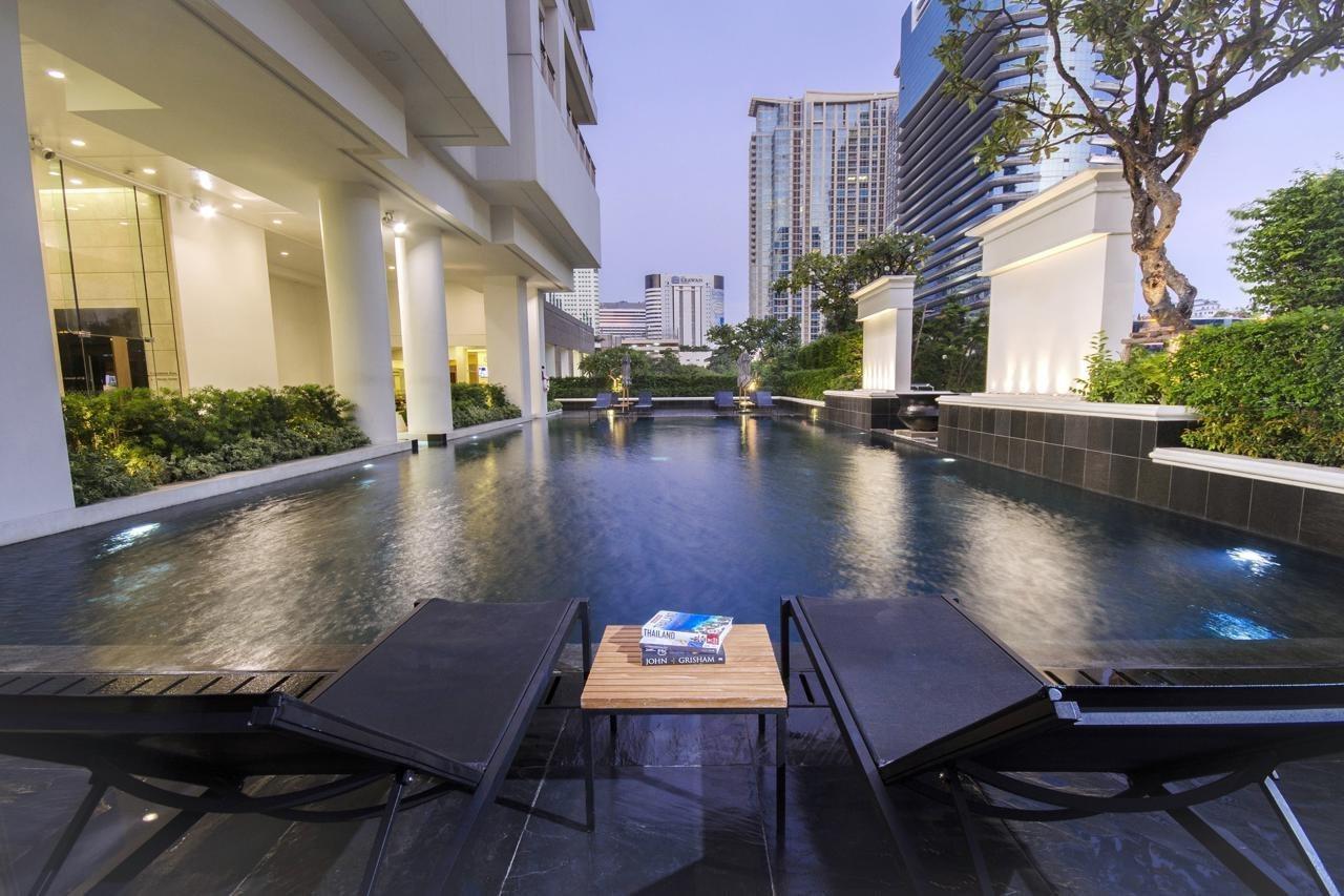 Grande Centre Point Ploenchit Hotel Bangkok Exterior foto The pool at the hotel