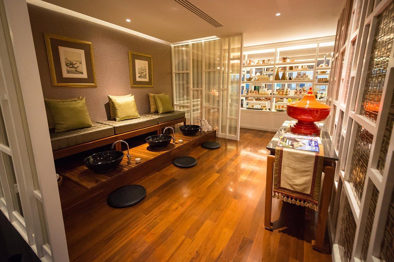 Grande Centre Point Ploenchit Hotel Bangkok Exterior foto A nail salon in Singapore