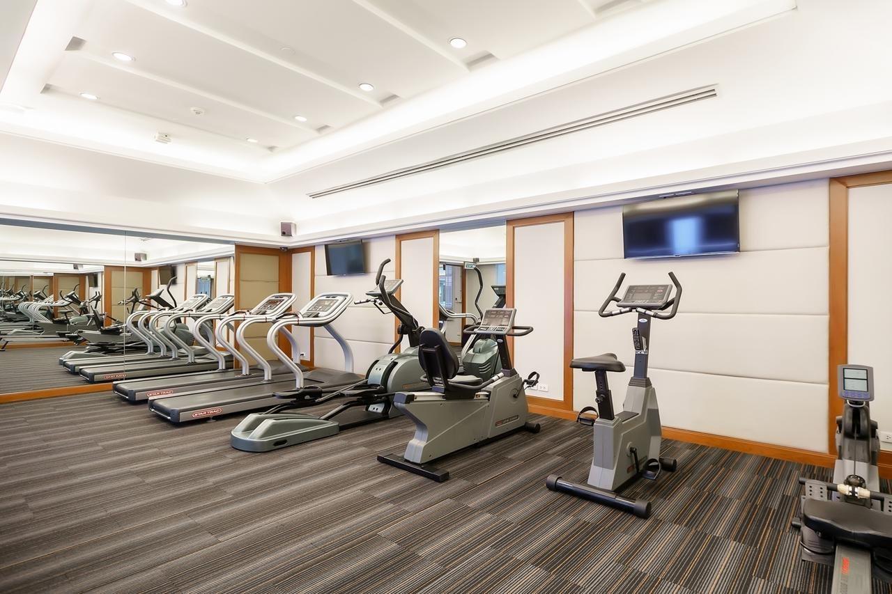 Grande Centre Point Ploenchit Hotel Bangkok Exterior foto The gym at the hotel