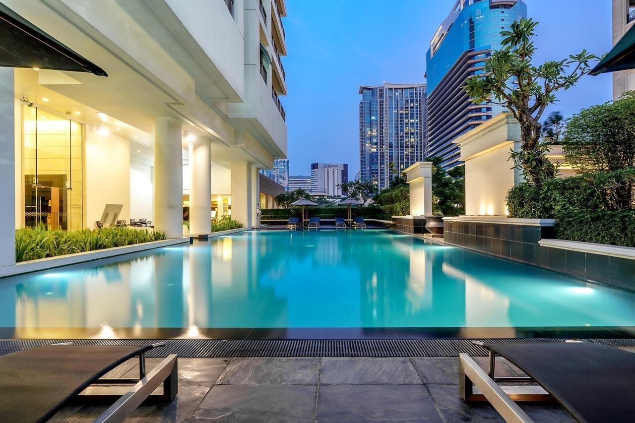Grande Centre Point Ploenchit Hotel Bangkok Exterior foto The swimming pool at the hotel