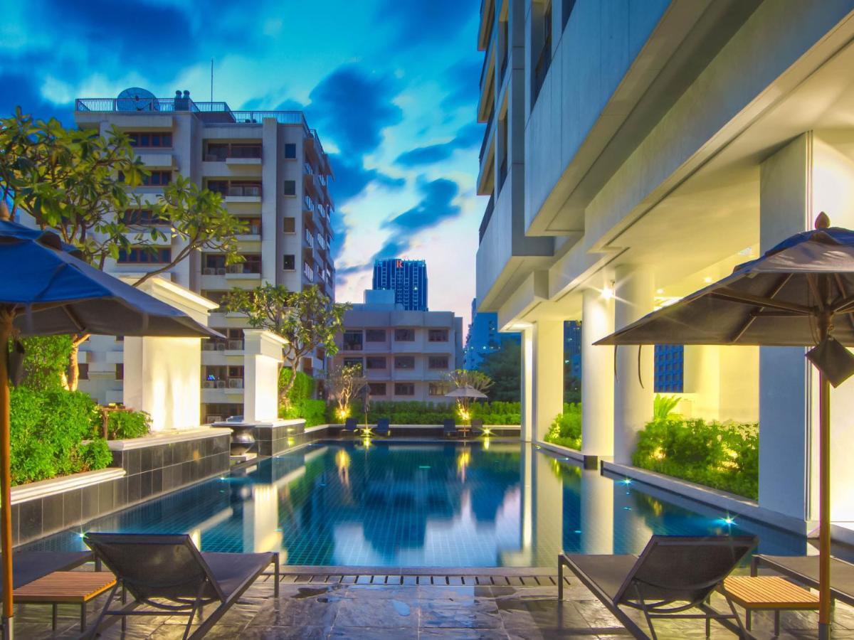 Grande Centre Point Ploenchit Hotel Bangkok Exterior foto The swimming pool at the hotel
